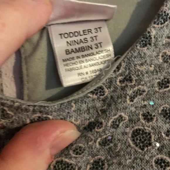 Girls ruffle top with pink bow 🎀 and rhinestone. Girls size 3T - Picture 3 of 5